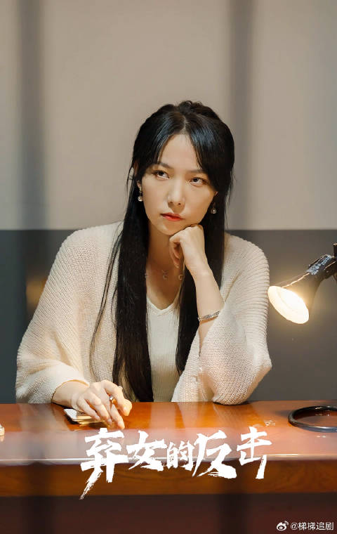 短剧·弃女的反击-第23集-哑巴女孩夏招君遭母亲和弟弟夏耀祖欺辱，被卖时幸得发小徐璐所救逃离夏家村弃女的反击梯梯短