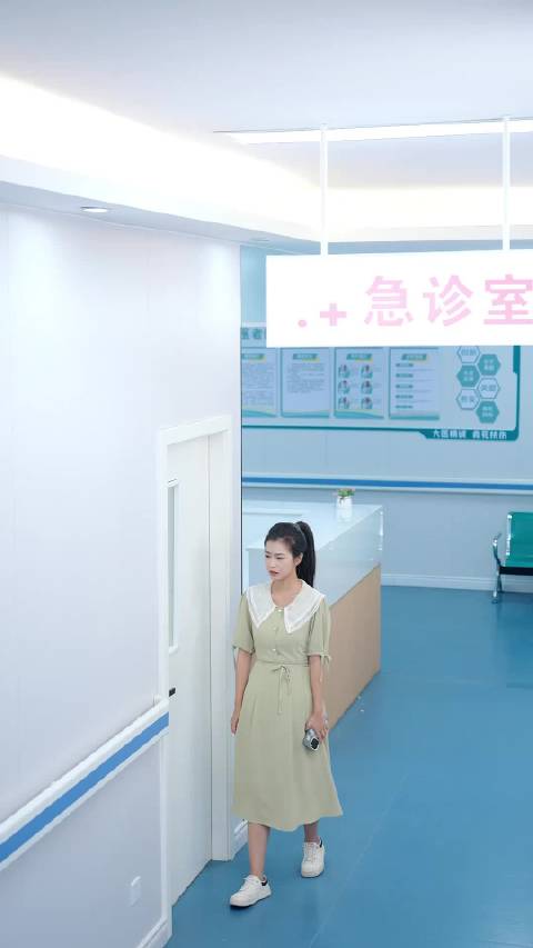 短剧·父慈女孝-第2集-父亲李少军和情人白晓洁串通假死，让妻子姜萍和女儿李梦承担了五百万巨额债务。母女二人崩溃死去，重生