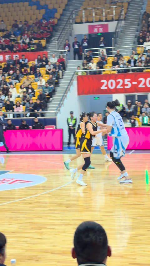 本来觉得张明珠挺高的，一下子被张子宇衬托得像后卫