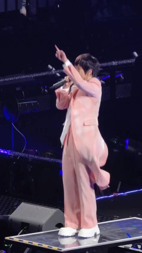 这次阿信摔倒，吴建豪抓住了耶