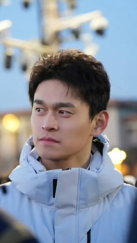 孙杨6点天安门看升旗！赤子之心澎湃，大量路人围观，人气好高