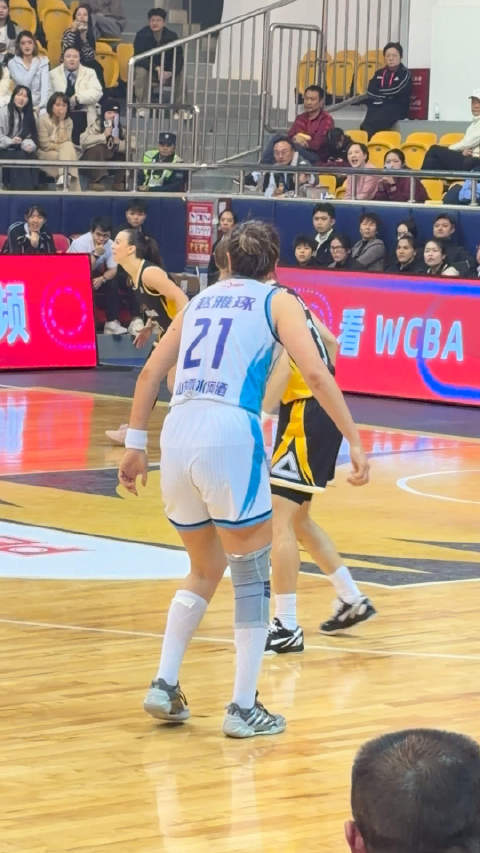 杨力维的左手腕似乎是有点伤到，已经绑上了绷带