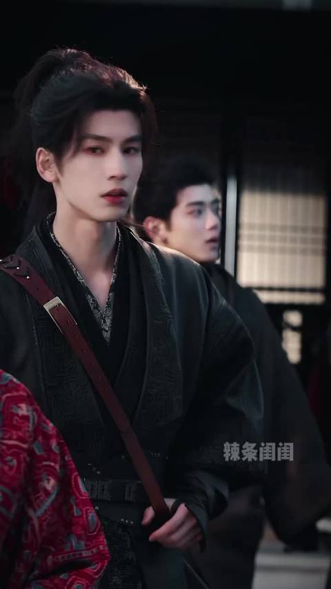 张凌赫演绎隐忍无奈眼神引关注