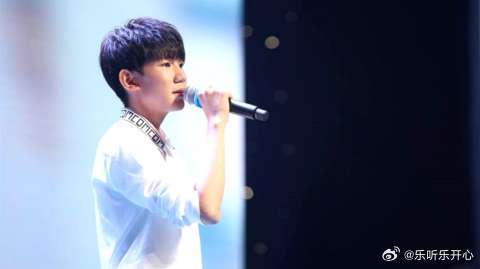 王源翻唱火极一时的歌曲《追光者》！一开嗓全场沸腾了！