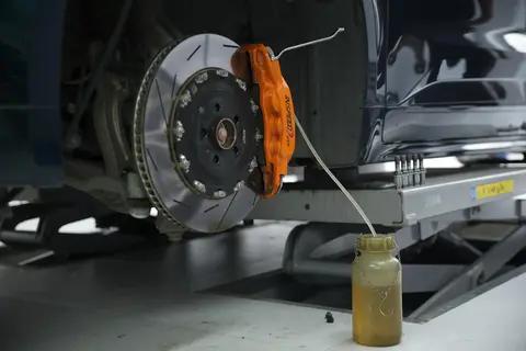 多久更换一次刹车油还有很多老司机不知道?告诉你真正换油标准!_懂车帝