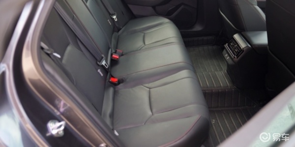 11代雅阁的后排给到我的头部空间只有勉强的一拳后排乘客也确实需要_易车