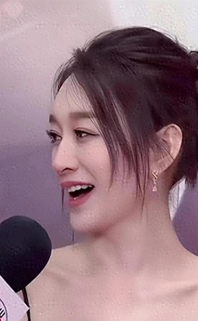 李小冉真是人间水蜜桃，太迷人，肤色白，身材一流