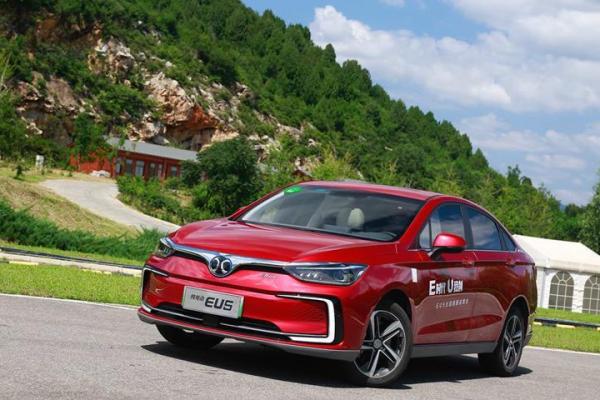 北汽新能源EU5换油周期及选用合适机油的建议_汽修助手