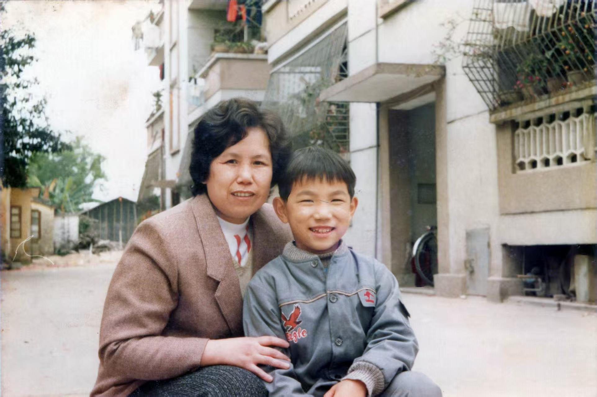 1989年春節，黃海樂9歲時，與母親的合照。受訪者供圖