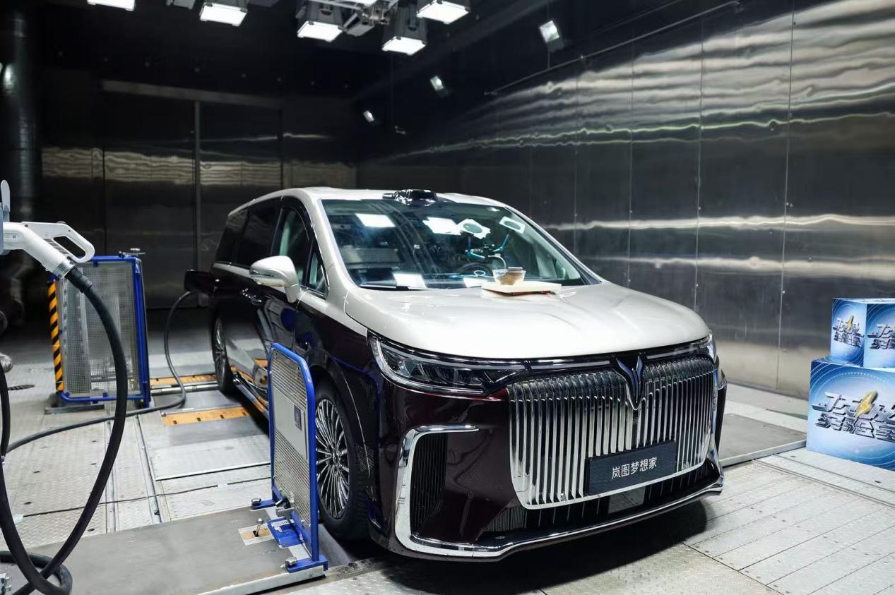 岚图发布全域800V混动系统,全品类搭载开启高效补能新时代