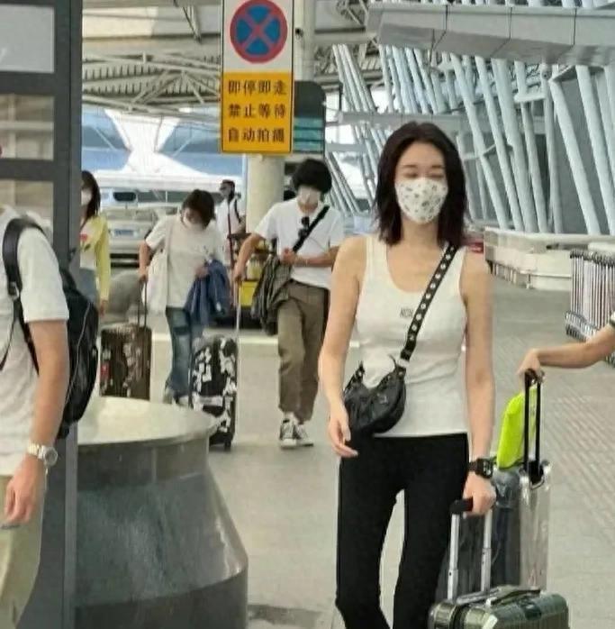 “她快50了？ 这身材，说30我都信！ ”李小冉机场生图刷屏，网友炸了：她的保养，钱根本买不来
