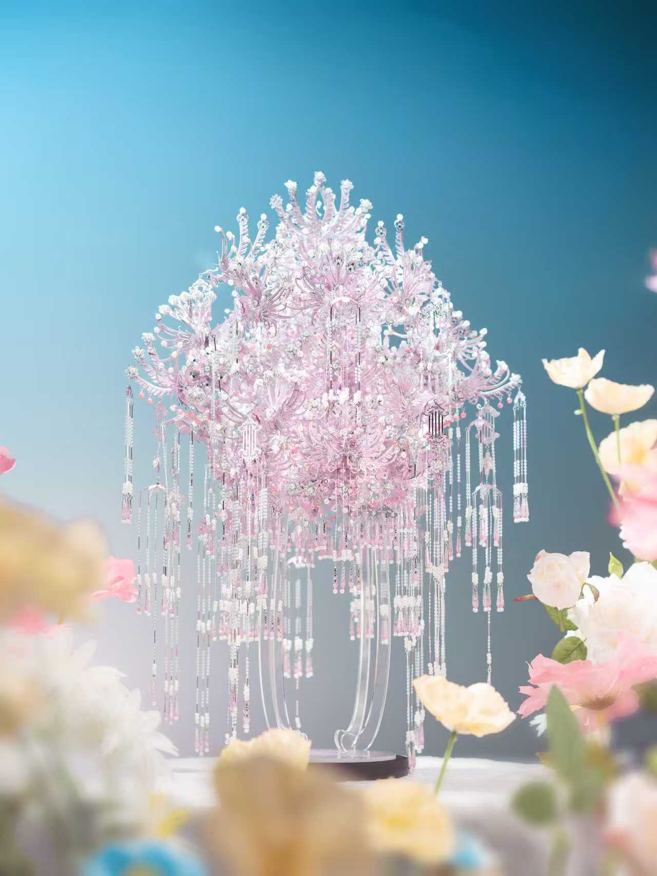 東莞市一家企業生產的金屬拚圖「粉黛二十二鳳冠」，在全球掀起了國潮時尚。受訪者供圖