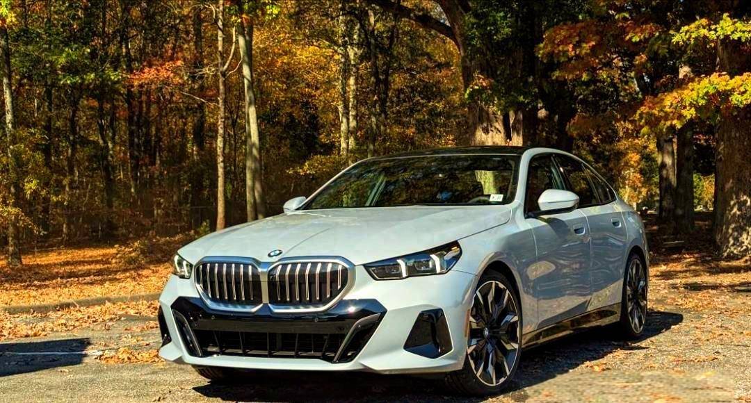 建议跑长途开中大型轿车，这两款车，安静舒适，安全省油