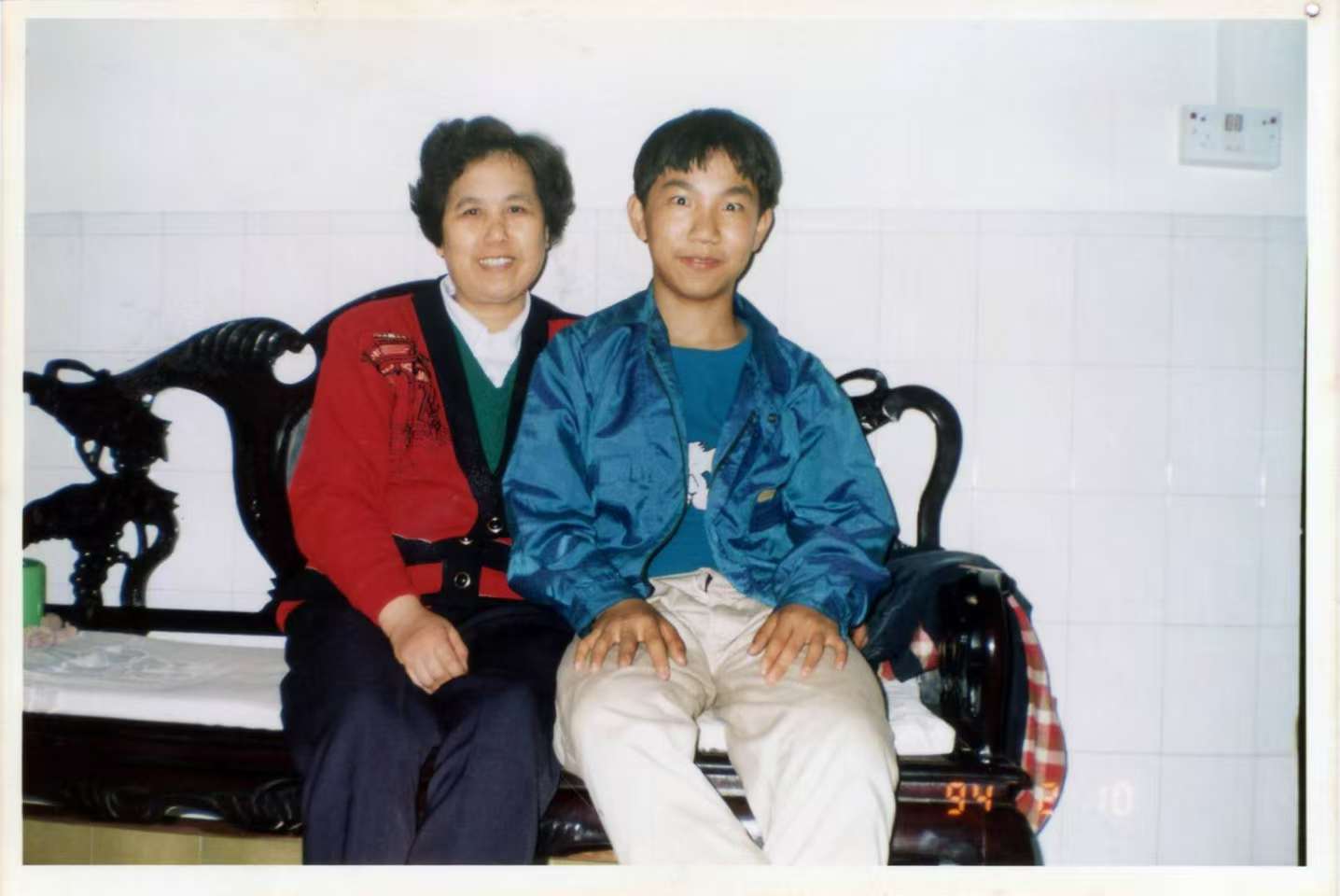 1994年春節黃海樂和母親的合照，這是黃海樂失去父親後過的第一個春節。受訪者供圖