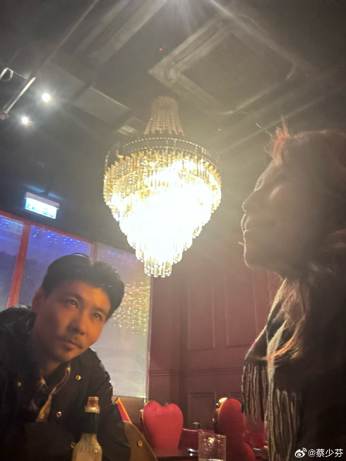 蔡少芬庆祝结婚18周年，与老公过二人世界，张晋望妻眼太甜了