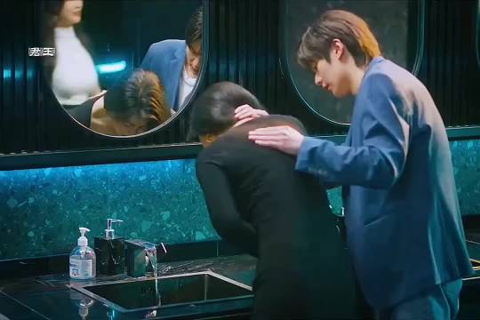 珠珠还真是开服玩家，吐东西还下腰，你说她啥也不会谁信呢？