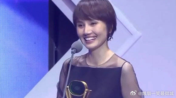 袁泉喜获年度银幕女艺人！华少暖心扶袁泉领奖