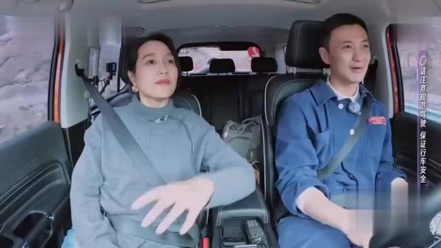 朱丹对窗外拍照，周一围默默降下车窗，真的好贴心