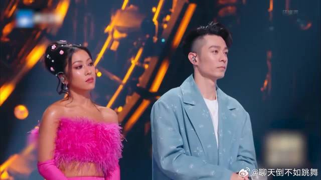 吉克周柏豪神级合唱，却遭评委怒斥：唱的啥玩意？