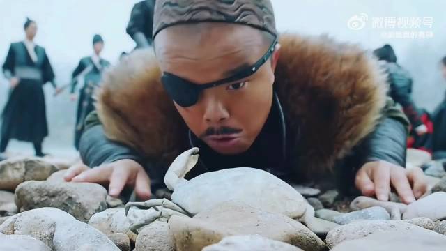 男人随手捡的大闸蟹竟是恐怖的抱脸虫，将人变成行尸走肉