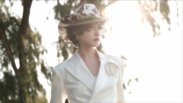 拾阶问青松，踏沙数白浪， 一半是山的静谧，一半是海的辽阔