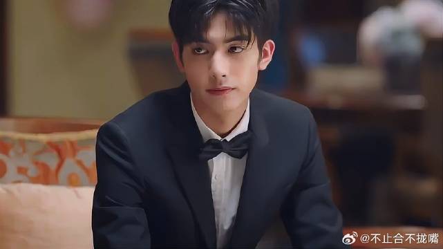 尴尬的会面，没想要到有这层关系，话语中充满尴尬