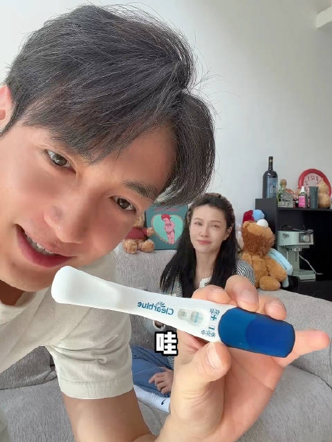 看黄皓和万万的官宣视频被他俩的喜悦和幸福感染到了，恭喜