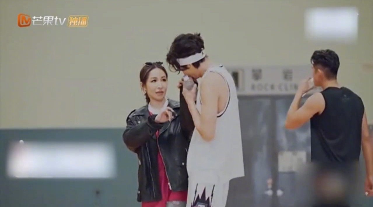 黄皓官宣二胎，曾与萧亚轩球场互动甜蜜