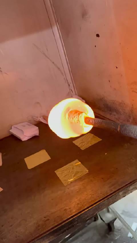 令人放松的金色熔岩艺术，琉璃