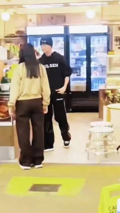 任嘉伦悉尼工作引关注，粉丝郑州隔空思念