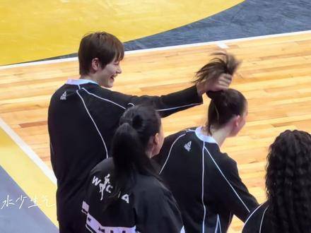 比赛现场，杨力维和广东女篮的姐妹们一起跳了起来，哈哈哈，真的太可爱了！