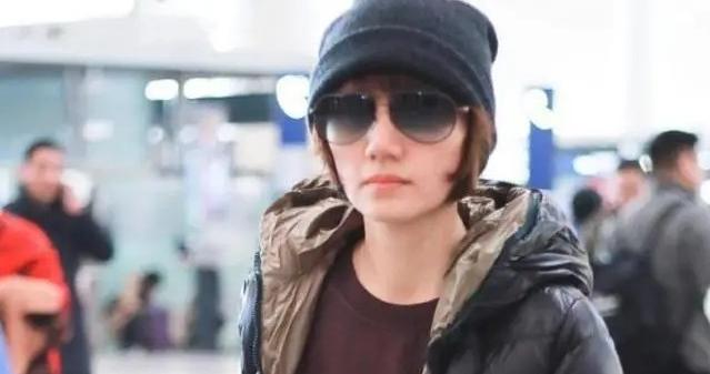 袁泉高级感无敌了，连穿羽绒服配牛仔裤都充满大牌范，美出新高度