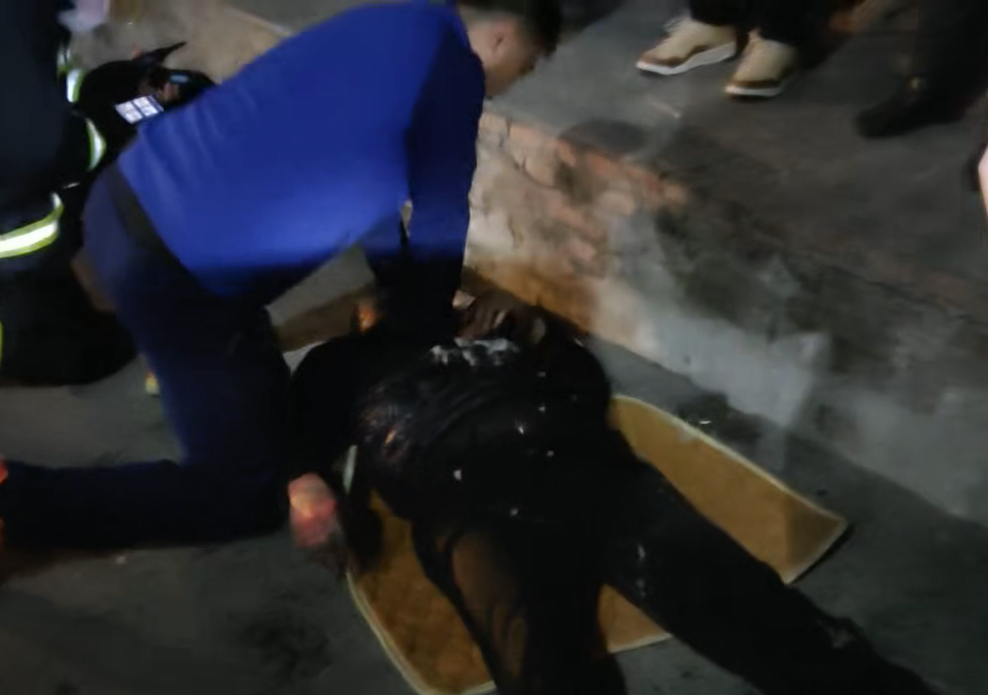 張英傑在給老人做心肺復甦。朝陽消防供圖