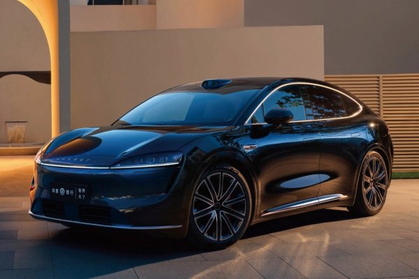 智界R7虽然如今的增程混动新能源车能够有效地解决续航焦虑