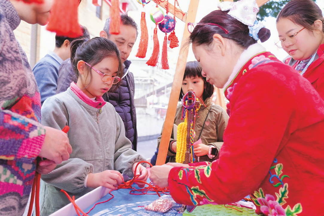     中国结等非遗体验项目深受小朋友喜爱。 （广西群众艺术馆供图）