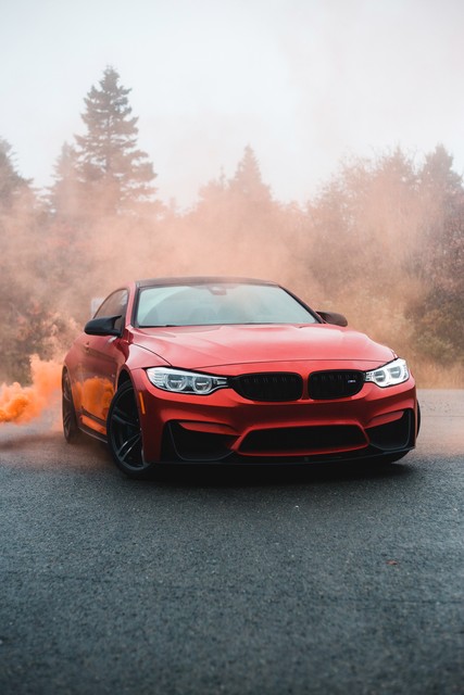 “充电VS加油世纪之战:新能源车环保省钱却怕冷,油车将淘汰?”