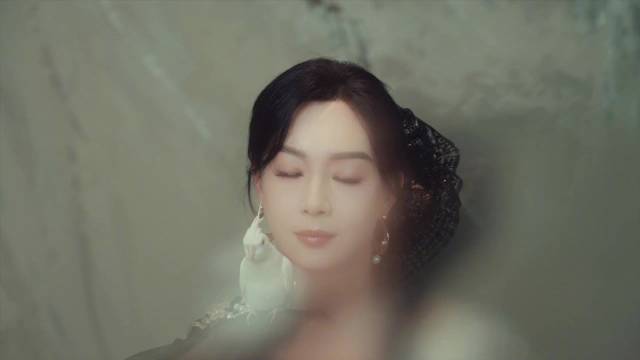 陈数展地母系美人魅力，岁月沉淀温润力量