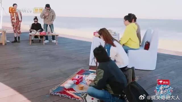 刘芸夫妻跪在陈乔恩旁边，像极了随从，这一幕太逗