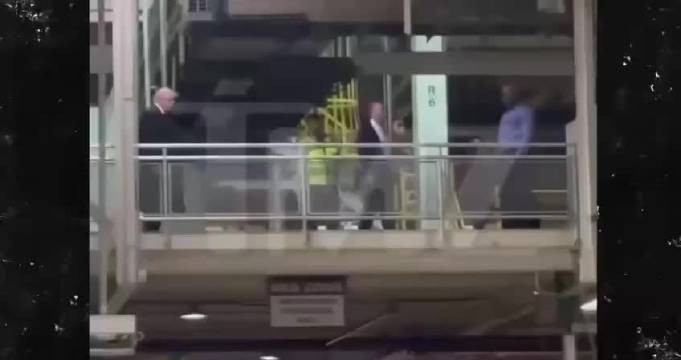 特朗普对福特汽车工人竖中指并口出恶言