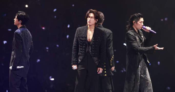 恆星之城 成都 D4 小陳放手一搏換上裙擺搖搖～背影份外妖嬈