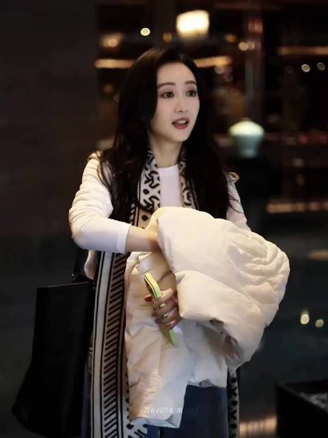 王鸥hi6上班路透曝光，优雅女神造型引热议