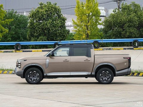 外观不用太多铺垫，一眼就是硬派取向