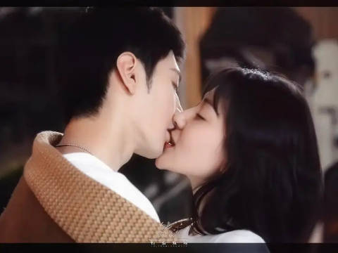 唇瓣厮磨的时刻，两颗心也在贴近