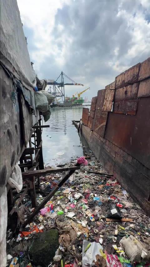 菲律宾马尼拉30人蜗居下水道，贫民窟生存现状引震撼
