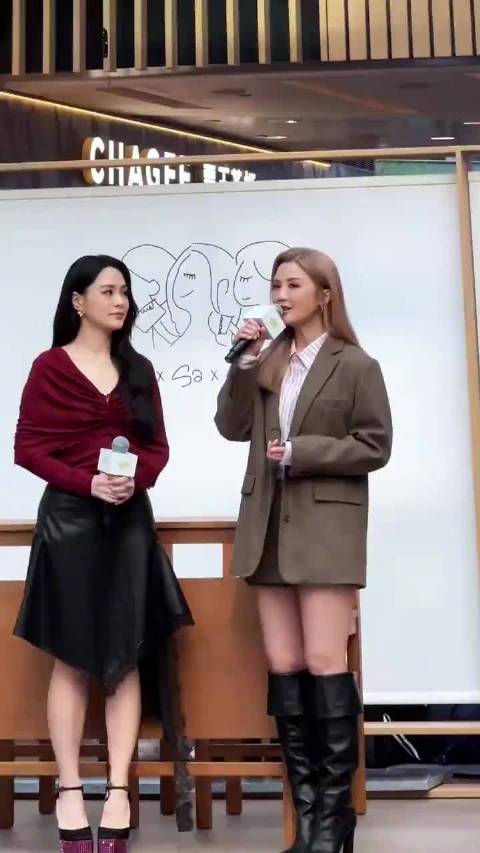 44岁阿娇与43岁阿Sa同框，虽然年龄大了状态还是可以的