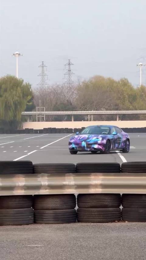 鸿蒙智行尚界Z7路透曝光，5米溜背轿跑配激光雷达