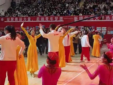 潘展乐新疆舞步整齐如广播体操，签名巅峰显气势