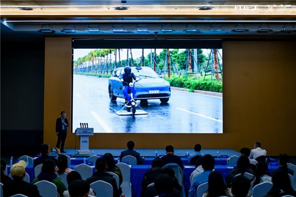 中汽研实测满分认证！鸿蒙智行全系安全硬实力破局行业乱象