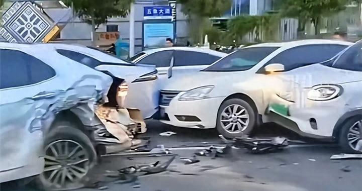 阿维塔电车失控在市区道路时速超100km/h连撞15车，肇事司机称系驾驶辅助系统失控，阿维塔否定车辆问题