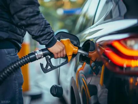 燃油车VS新能源:续航、极端天气、维修到底谁更靠谱?